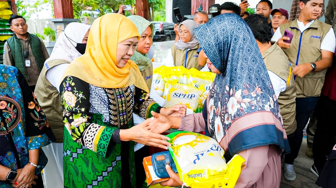 Gelar Pasar Murah ke-300 di Bojonegoro, Gubernur Khofifah Optimis Logistik Warga Terpenuhi