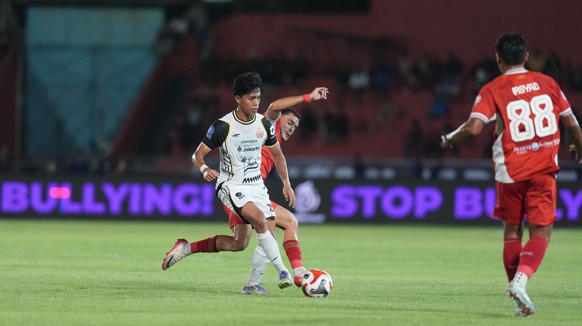 Diwarnai Dua Kartu Merah dan Gol Bunuh Diri, Persija Tumbang di Markas Semen Padang FC 