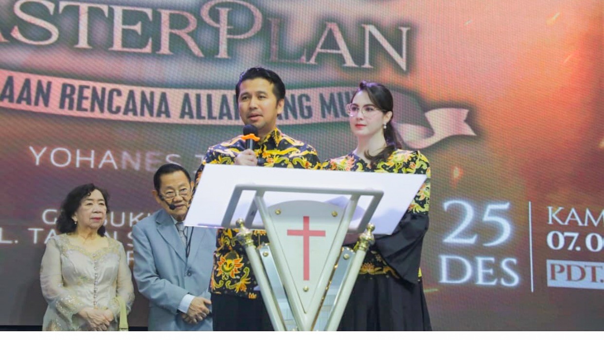 Wagub Emil Safari Kunjungan, Sapa Umat Kristiani Rayakan Natal di Beberapa Gereja Surabaya