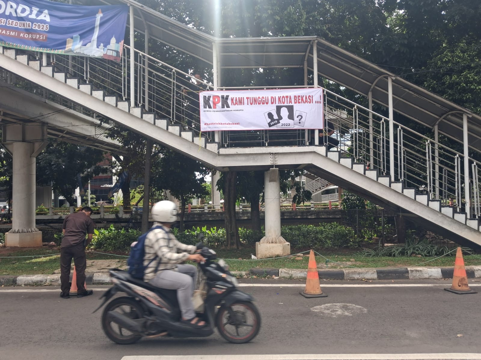 Emaskot Pasang Spanduk Kami Tunggu KPK di Kota Bekasi depan Gedung Merah Putih KPK Jakarta