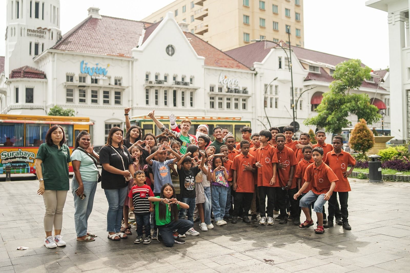 Rayakan Natal, LAMORA Kota Lama Surabaya dan MORAZEN Hadirkan Keceriaan bagi Puluhan Anak Yatim