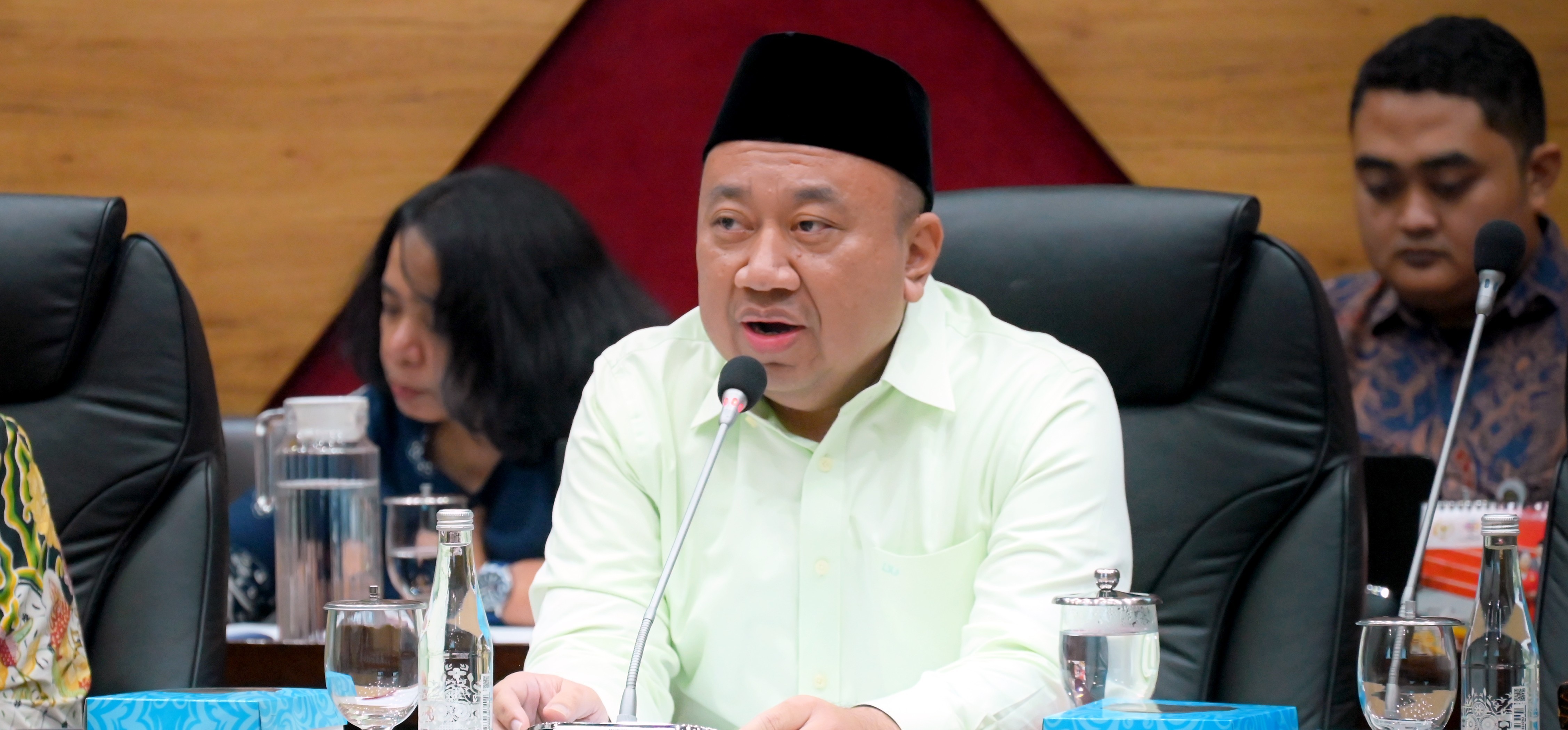 DPR Ingatkan Dosen Jadi Teladan Moral, Kecam Tindakan Meludah Kasir