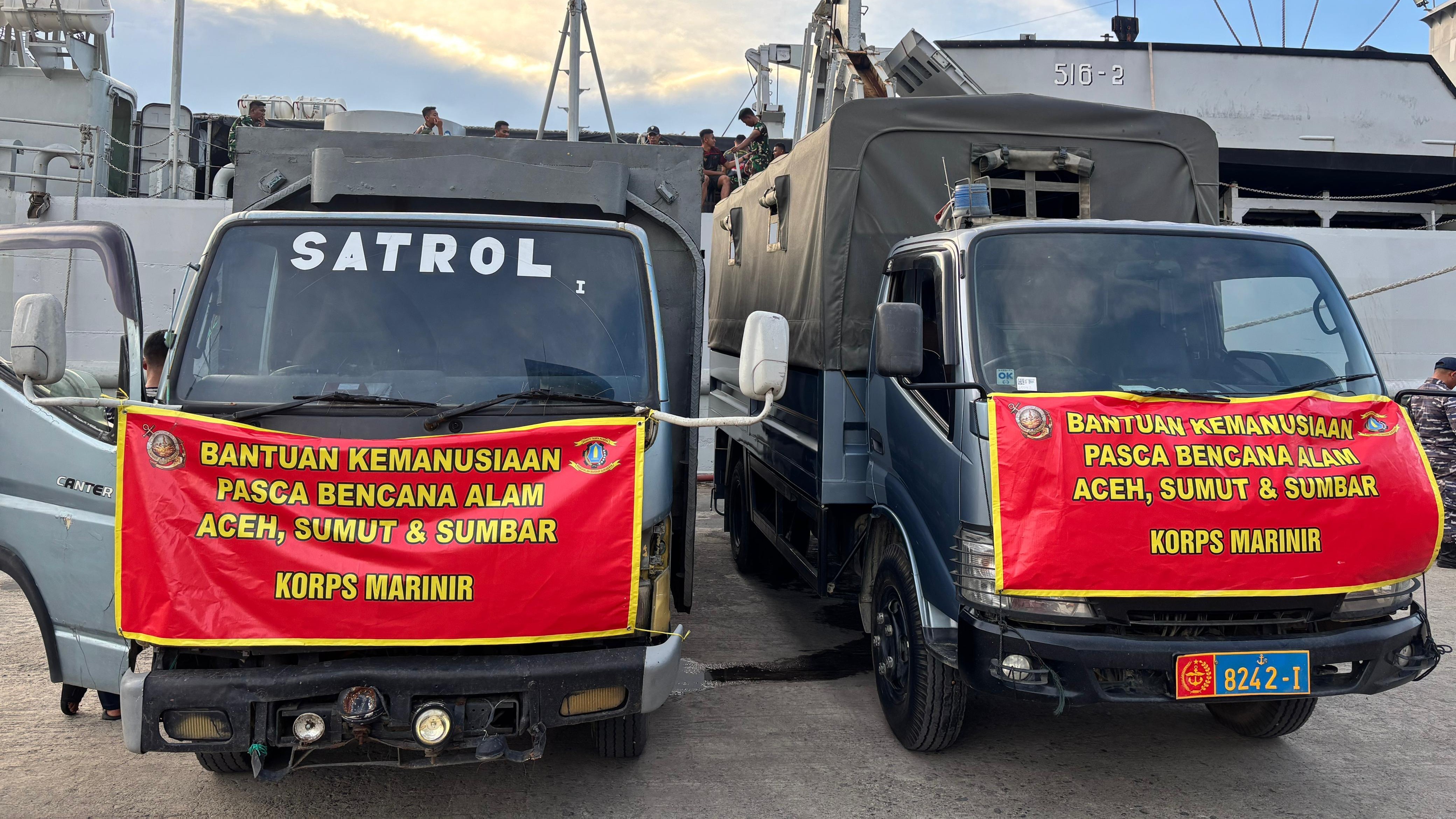 KRI Teluk Banten-516 Debarkasi Bantuan Kemanusiaan untuk Korban Bencana Alam Aceh