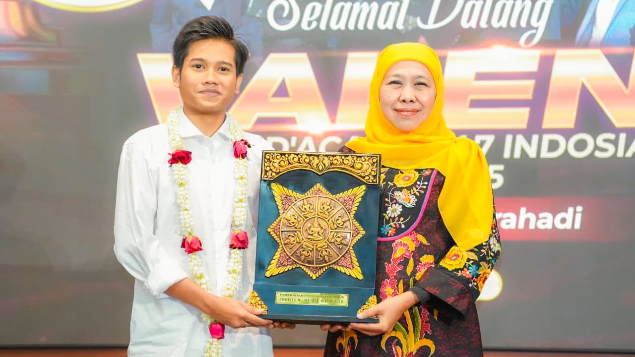 Gubernur Khofifah dan Wagub Emil bersama Warga Jatim Sambut Valen Sang Juara D’Academy7
