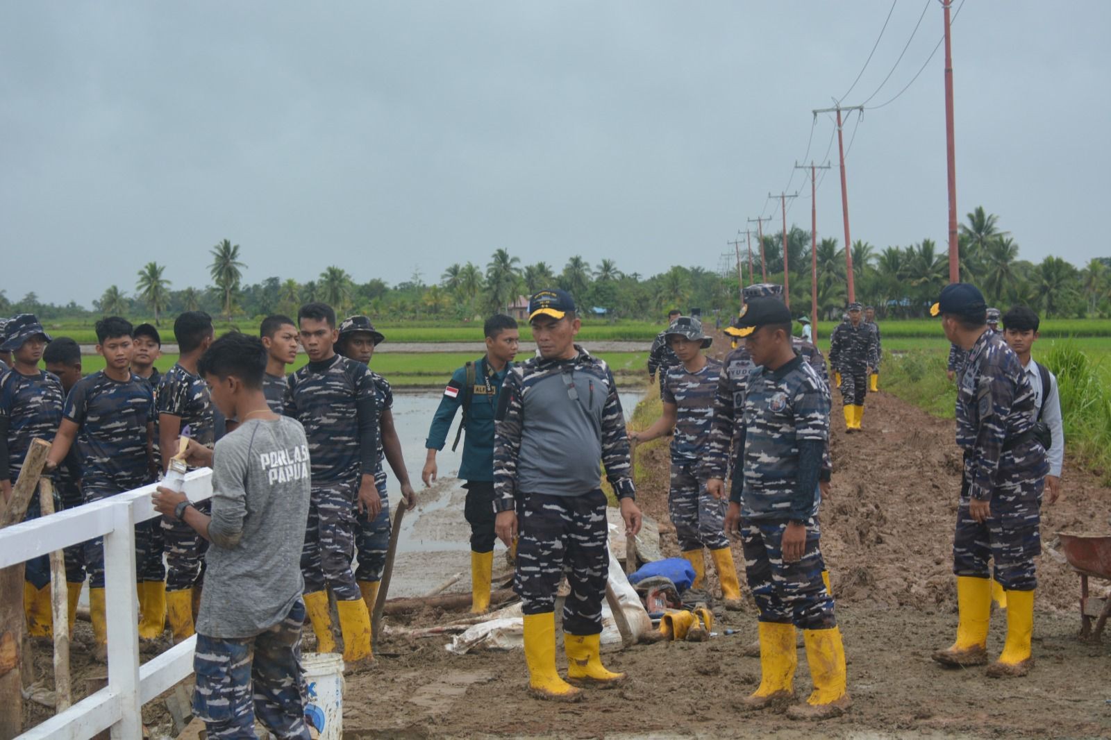 Mudahkan Aktivitas Ekonomi Masyarakat, Dankodaeral & Prajurit Bangun Jembatan yang Terputus di Kampung Semaryam II