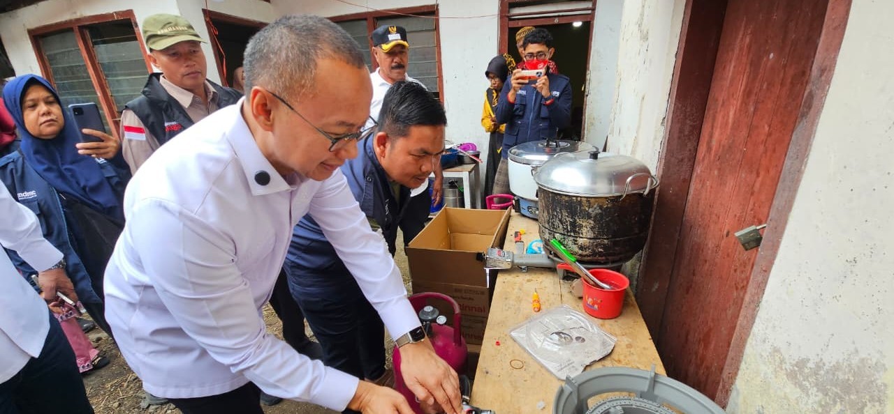 Kompor hingga Sembako, Eddy Soeparno Perkuat Dapur Umum Warga Agam