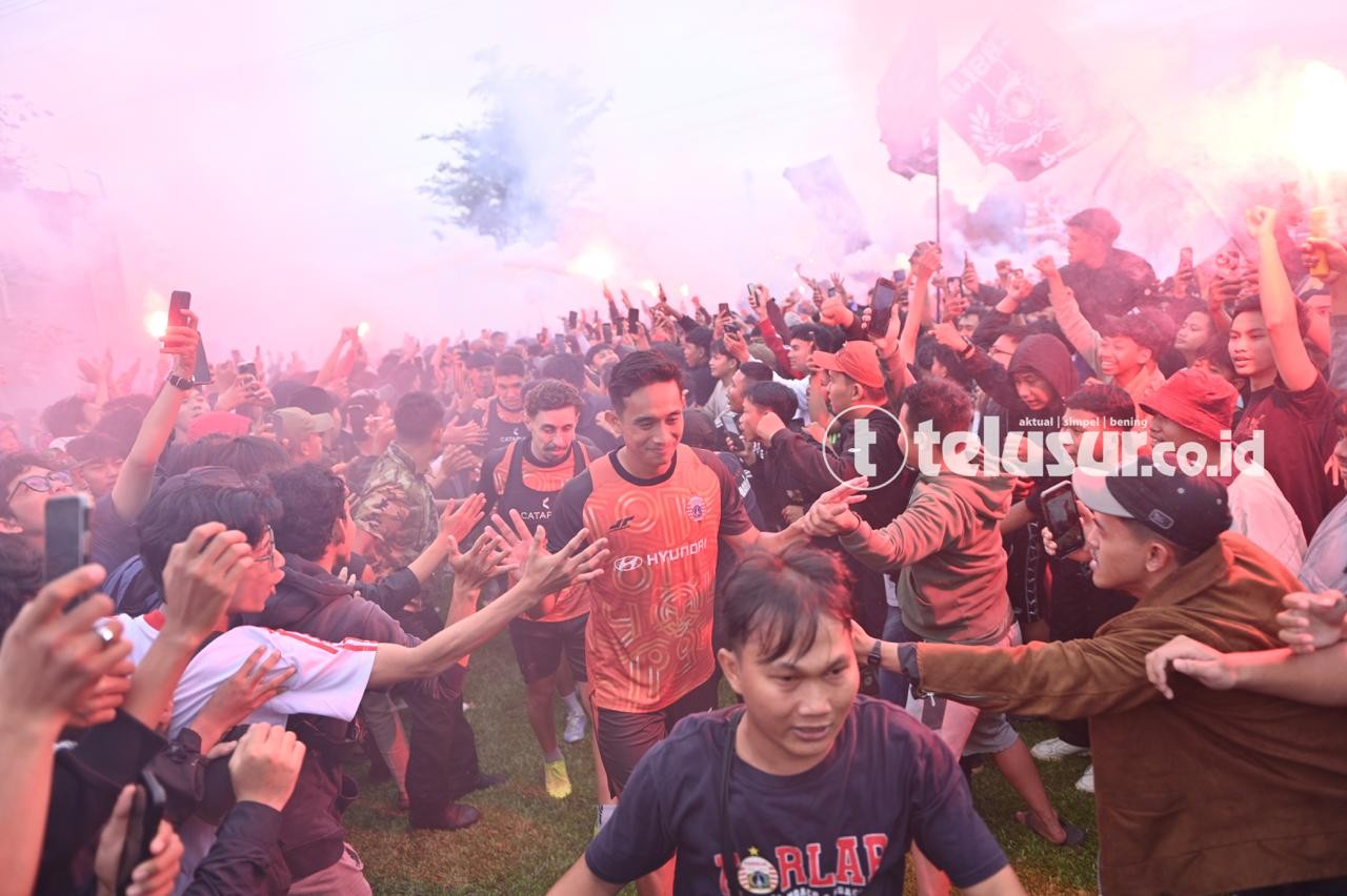 Beri Dukungan Jelang Hadapi Persib, The Jakmania Serbu Latihan Persija di Sawangan