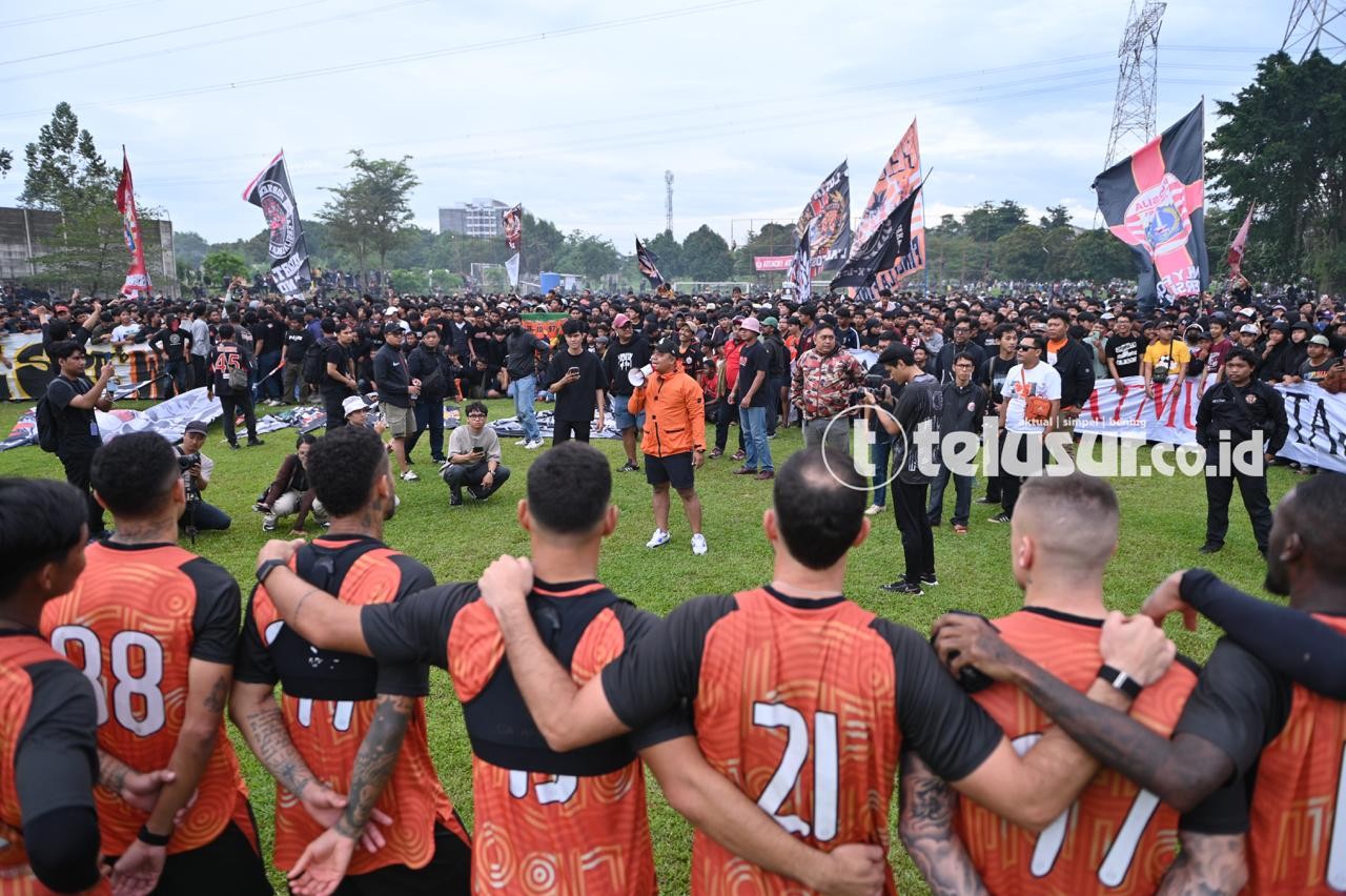 FOTO: Ratusan The Jakmania Bakar Semangat Persija Jelang Laga Tandang Lawan Persib Bandung