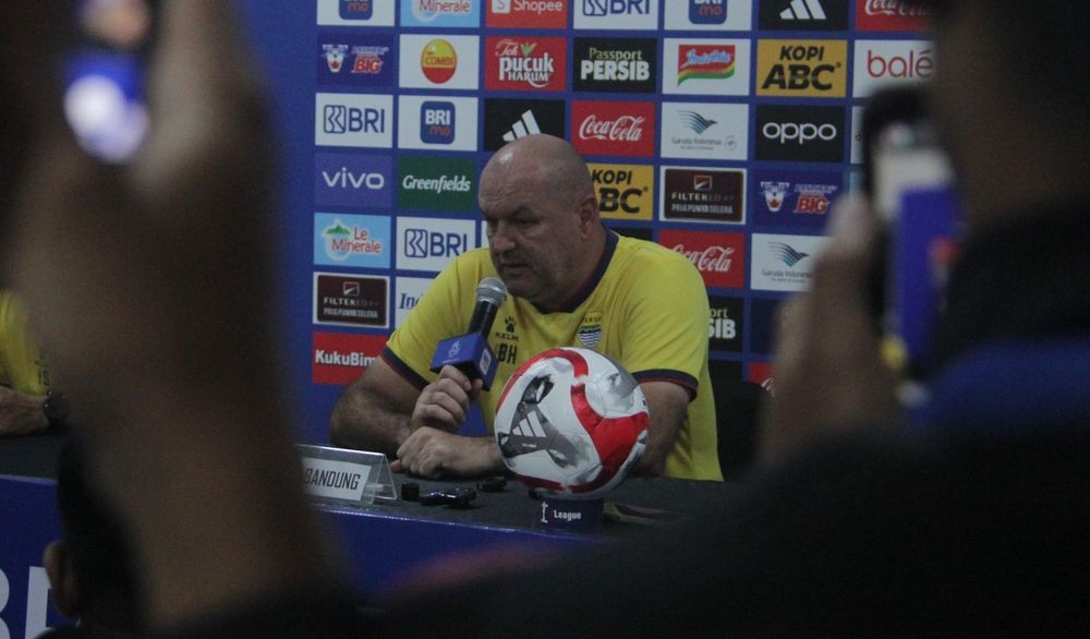 Bojan Hodak Minta Pemain Persib Lebih Tenang dan Tak Emosional Saat Lawan Persija