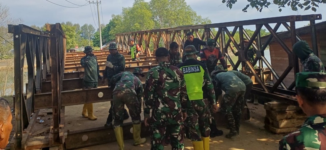 Percepatan Pemulihan Akses Warga di Aceh, TNI dan Masyarakat Gotong Royong Bangun Jembatan