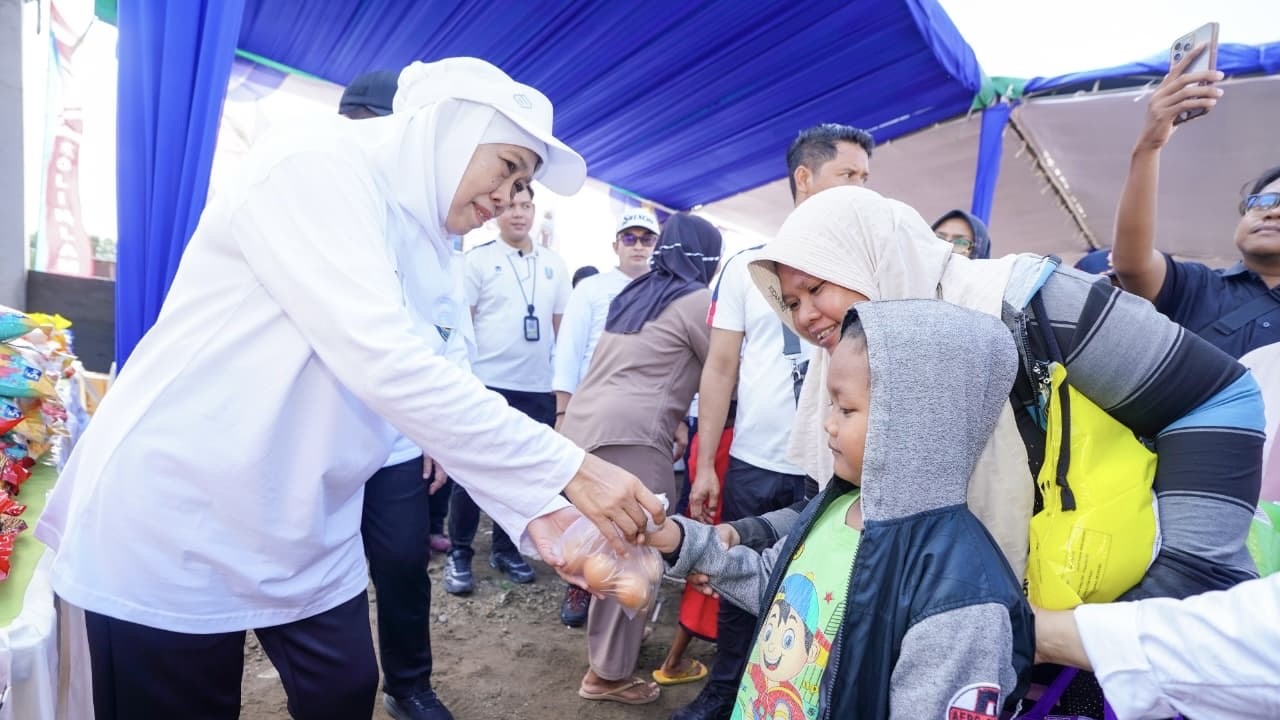 Gubernur Khofifah Gelar Pasar Murah di Tambak Wedi Surabaya, Jaga Inflasi Jelang Ramadan