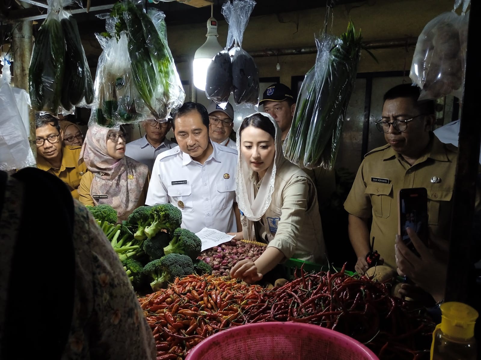 Pastikan Harga Bahan Pokok Stabil, Wamendag Tinjau Pasar Cisalak