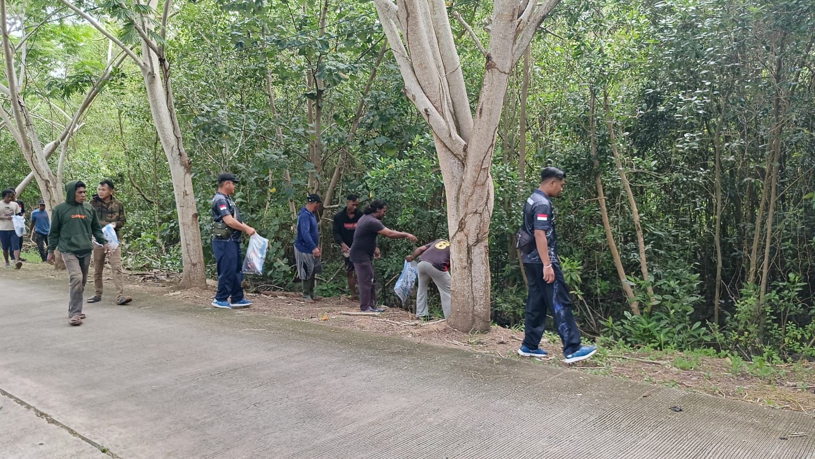 Wujudkan Indonesia ASRI, Kodaeral XI Bersama Nelayan Binaan Laksanakan Pembersihan Pesisir Pantai dan hutan Mangrove
