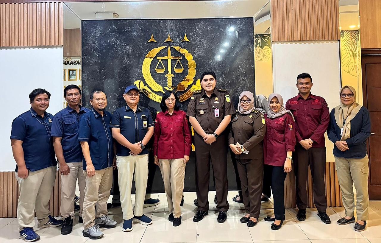 Penegakan Hukum Pajak, DJP dan Kejati Jatim Serahkan Tersangka Koperasi JMB IV