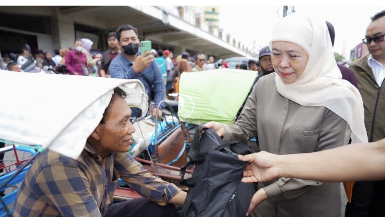 Gubernur Khofifah Bagikan Sembako pada Masyarakat Kurang Mampu hingga Ojol di Surabaya