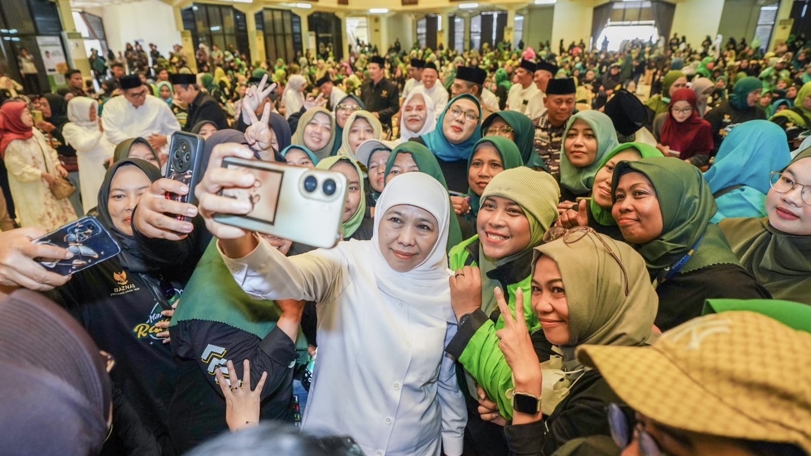 Gubernur Khofifah Berbagi Kebahagiaan Bersama 850 Ojol dan 455 Jemaah Islamic Center Surabaya