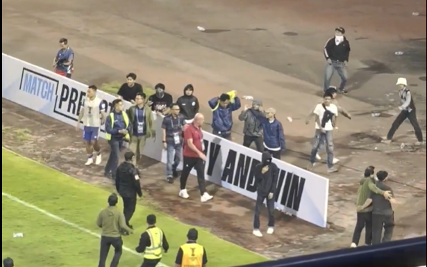 Kecewa Tersingkir dari ACL2, Kericuhan Suporter Persib Bandung Sampai Turun ke Lapangan GBLA