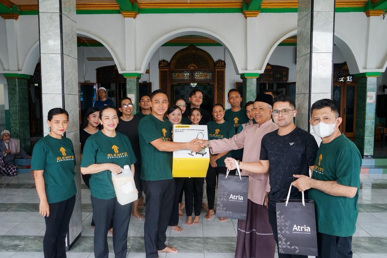 Sambut Ramadan, Atria Hotel Malang Bersihkan Masjid dan Serahkan Dukungan Fasilitas Ibadah