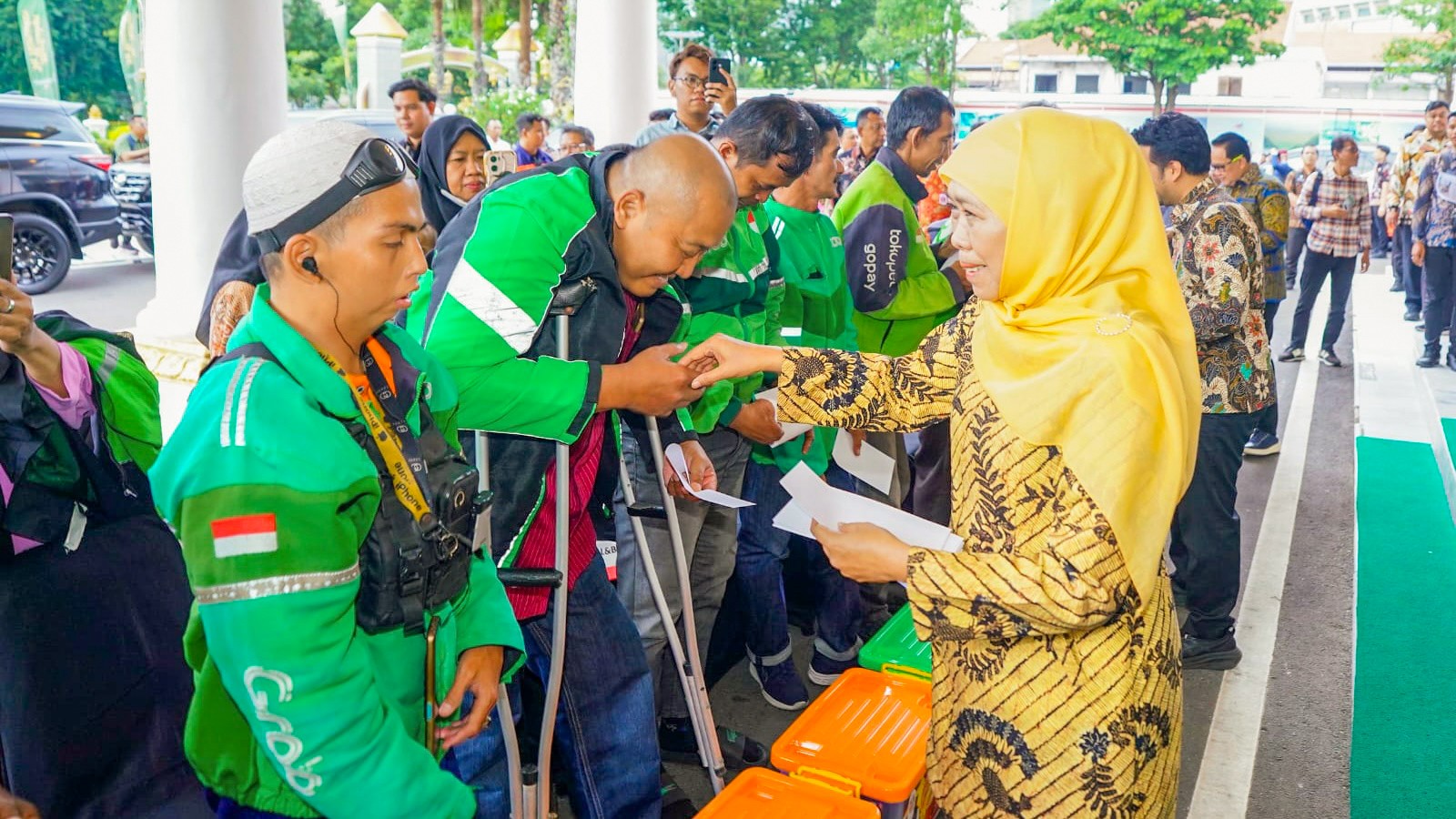 Genap 1 Tahun Dilantik, Gubernur Khofifah dan Wagub Emil Santuni Anak Yatim dan Ojol di Grahadi