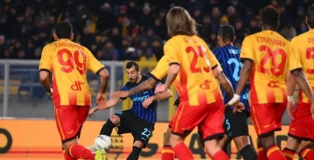 Inter Milan Tumbangkan Lecce 2-0, Kukuh di Puncak Serie A
