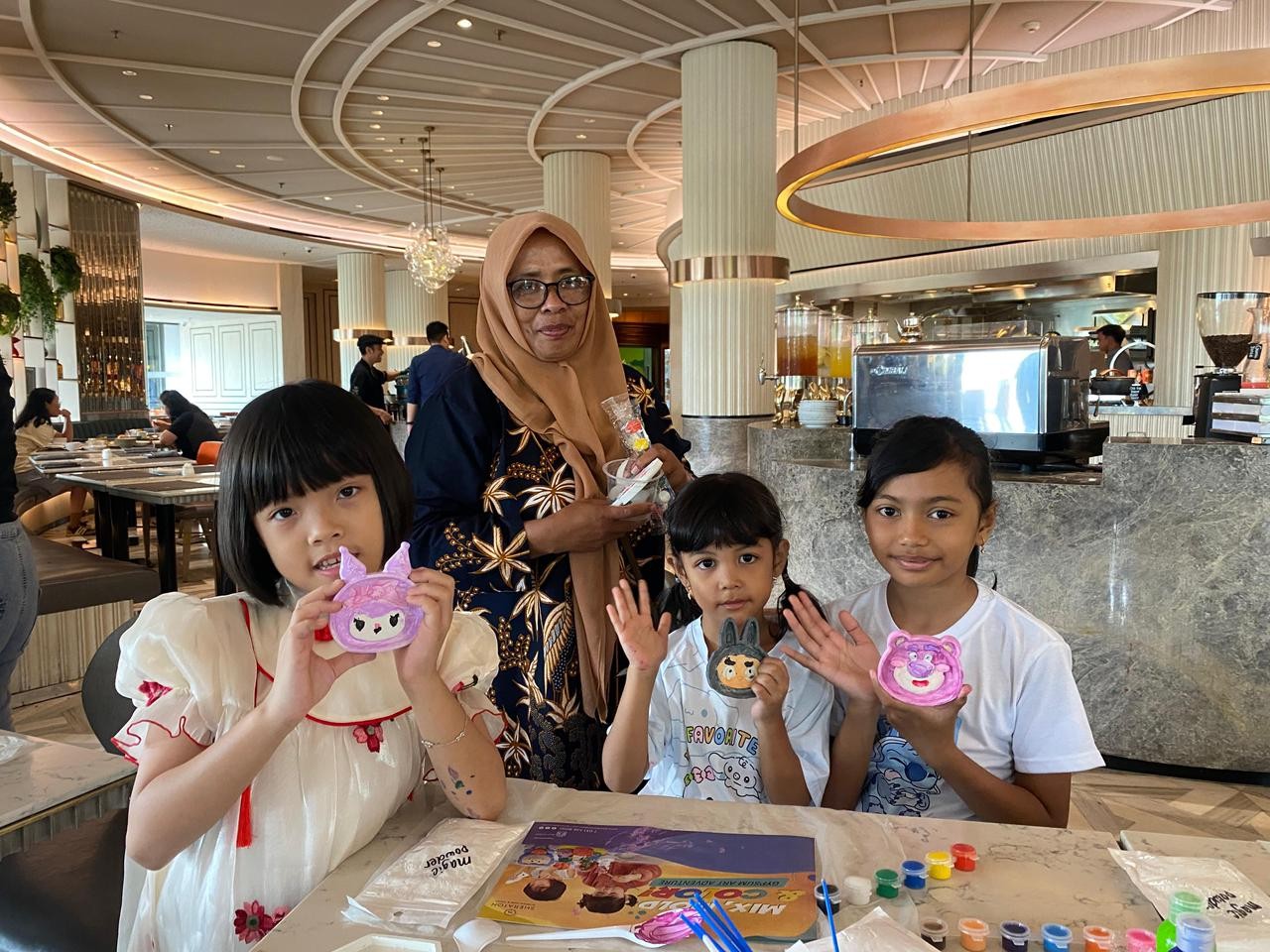 Peringati Hari Peduli Sampah Nasional, Sheraton Surabaya Gelar Lokakarya Seni Gipsum untuk Anak