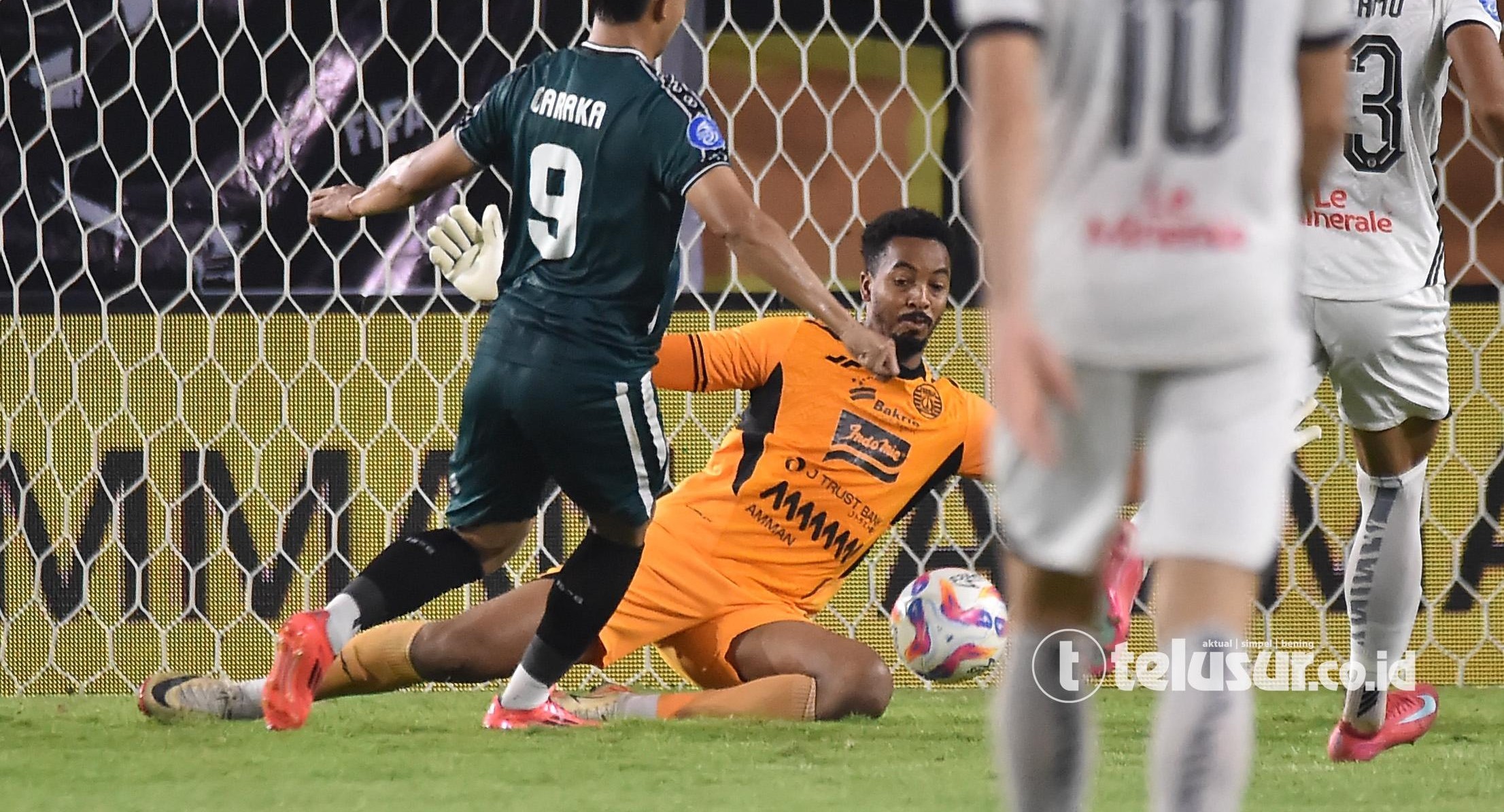 Kembali Ditinggalkan, Ini Kata Mauricio Souza Soal Nasib Kiper Carlos Eduardo