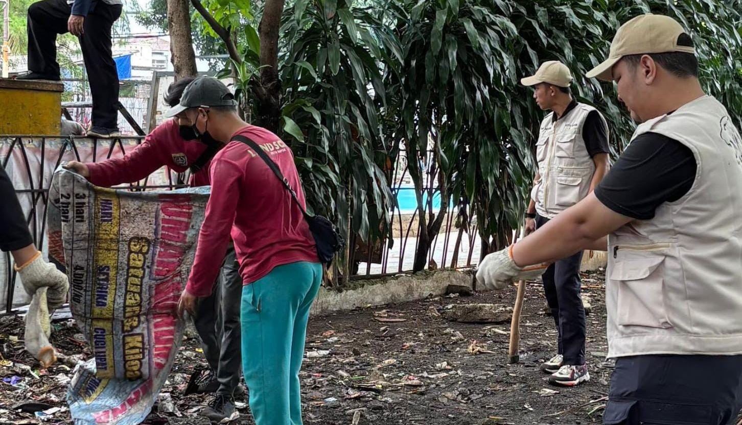 Pemkot Depok Kerahkan Regu Maung Bodas Bersihkan Sampah Liar di Taman Merdeka