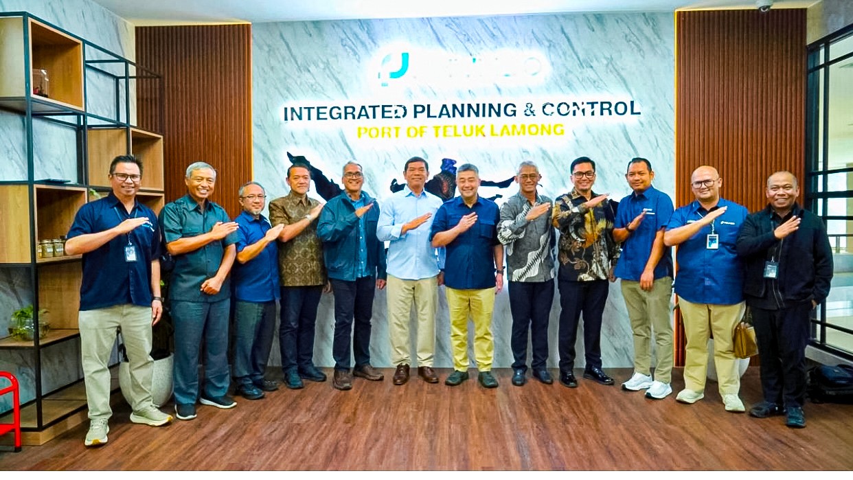 Direksi Pelindo Tinjau Kegiatan Operasional di Terminal Teluk Lamong