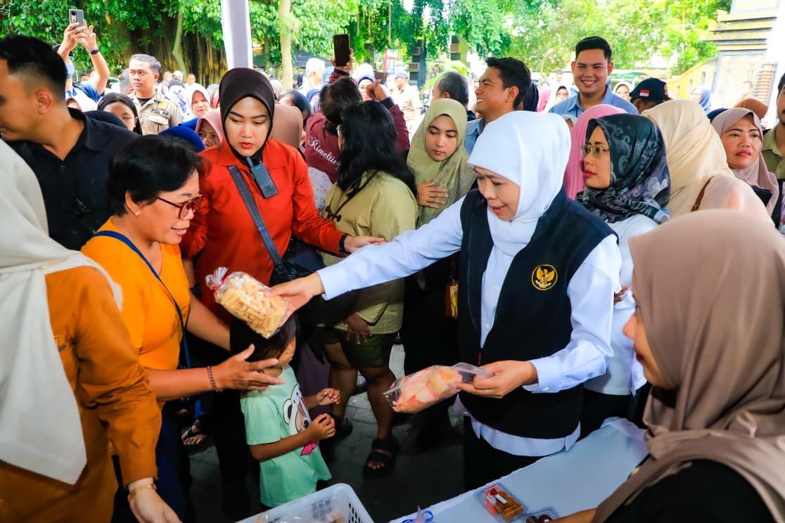 Gubernur Khofifah Gelar Pasar Murah di Pare Kediri, Jaga Daya Beli dan Kendalikan Inflasi Jelang Lebaran