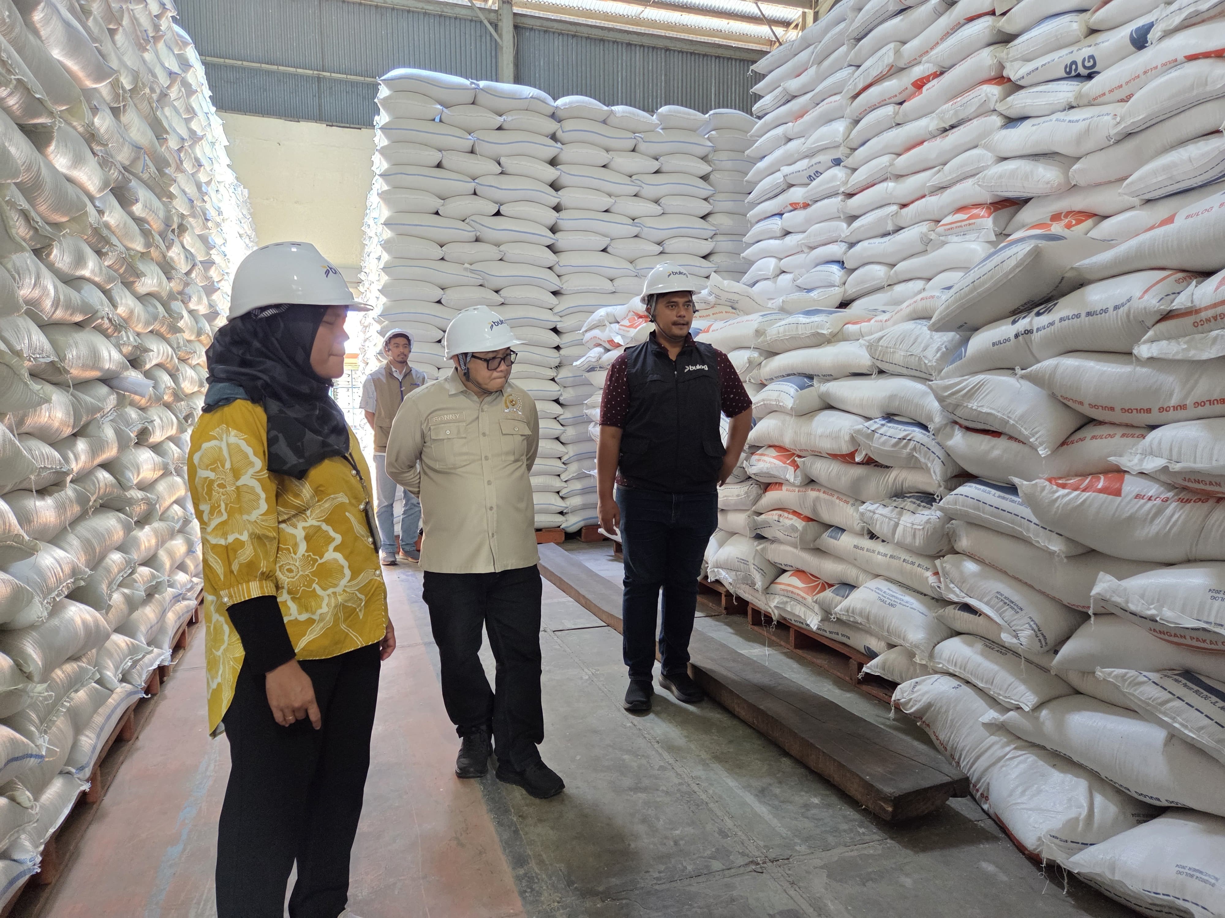 Pantau Stok Lebaran, Sonny T. Danaparamita Apresiasi Surplus Beras di Bulog Banyuwangi