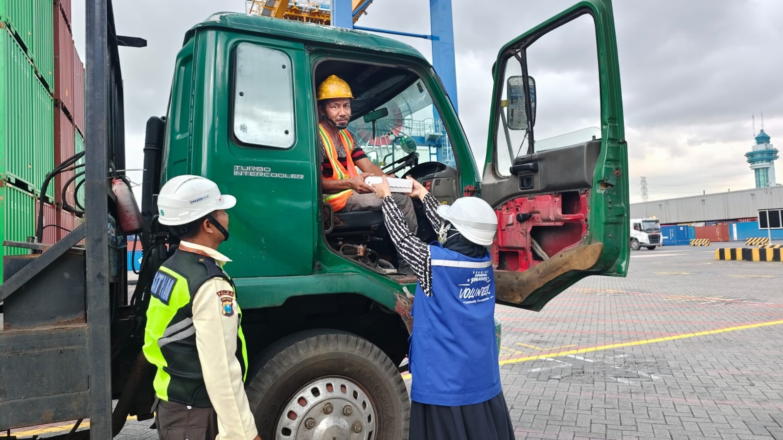 TPS Bagikan 300 Paket Takjil Setiap Hari untuk Pengemudi Truk Selama Ramadan
