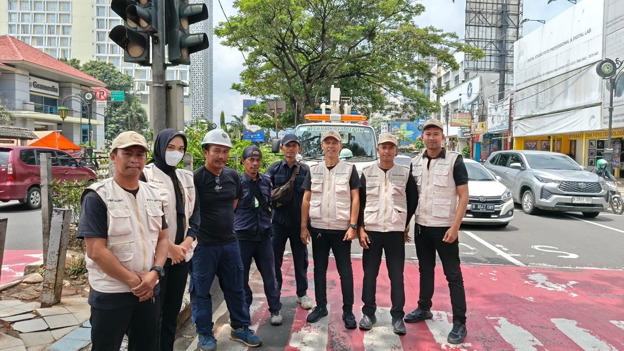 Aduan Warga Ditindaklanjuti, Jalan Margonda Depok Dibersihkan dari Pohon Rawan Tumbang
