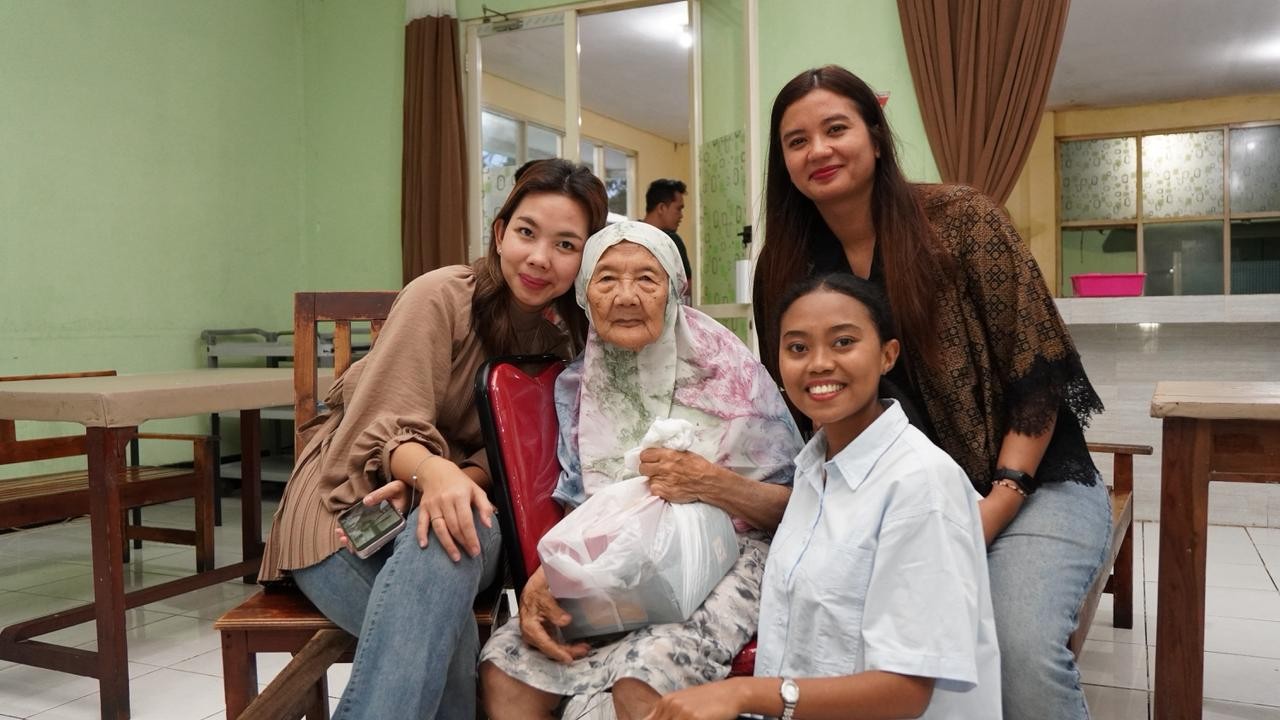 Hangatkan Ramadan, Premier Place Hotel Ajak Lansia Griya Wreda Bernostalgia