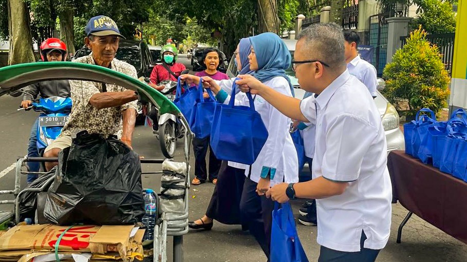 Tebar Kebaikan di Bulan Ramadan, BPJS Ketenagakerjaan Malang Bagikan Takjil Gratis