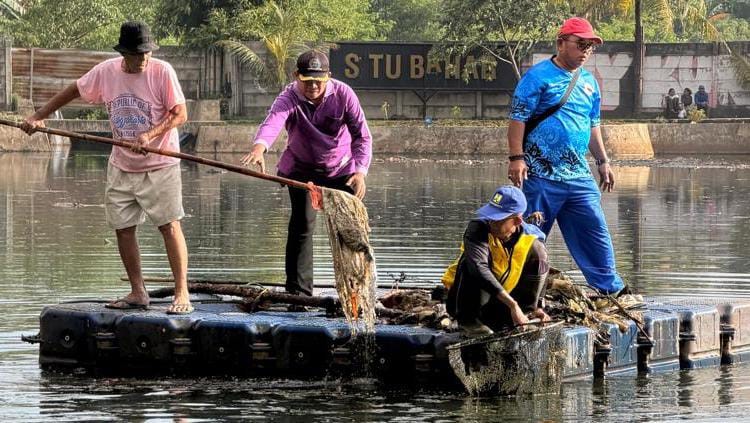 Kelurahan Sukamaju dan Warga Kompak Bersihkan Sampah di Situ Bahar Depok