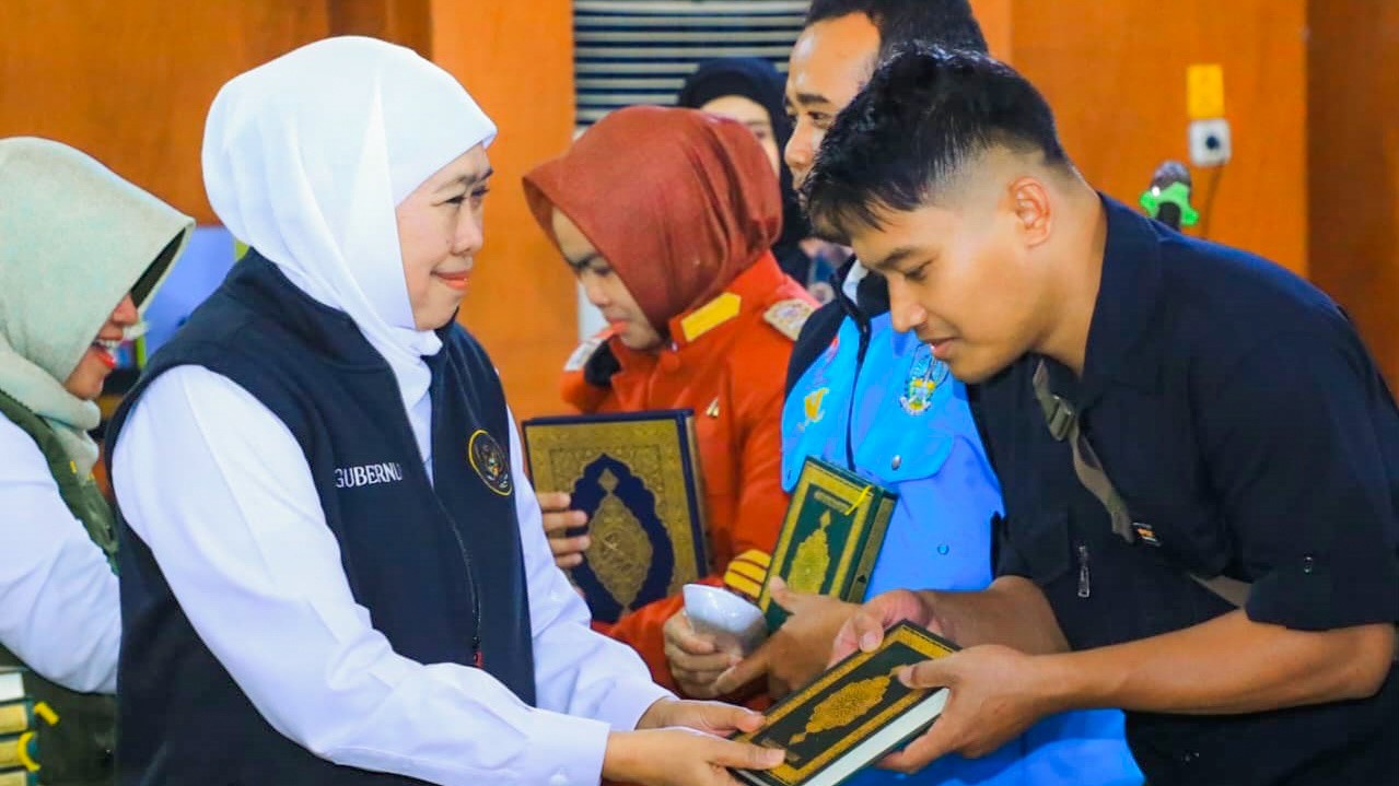 Gubernur Khofifah Bagikan Mushaf Madinah Hadiah Raja Salman untuk Masyarakat Jatim