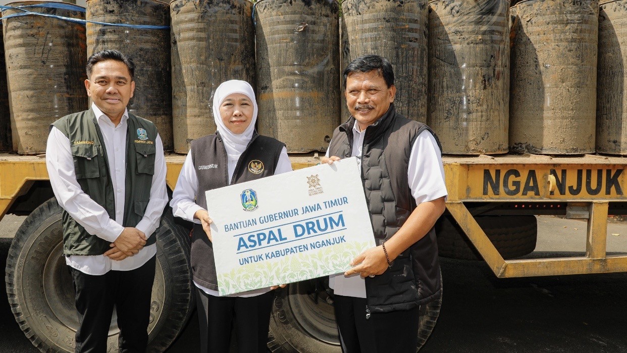 Gubernur Khofifah Salurkan 9.300 Drum Aspal untuk Perbaikan Jalan Kabupaten dan Desa