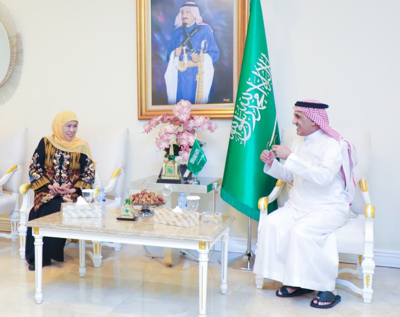 Buka Puasa Bareng Dubes Arab Saudi, Khofifah Suarakan Perdamaian Timur Tengah dan Keselamatan Jemaah Haji