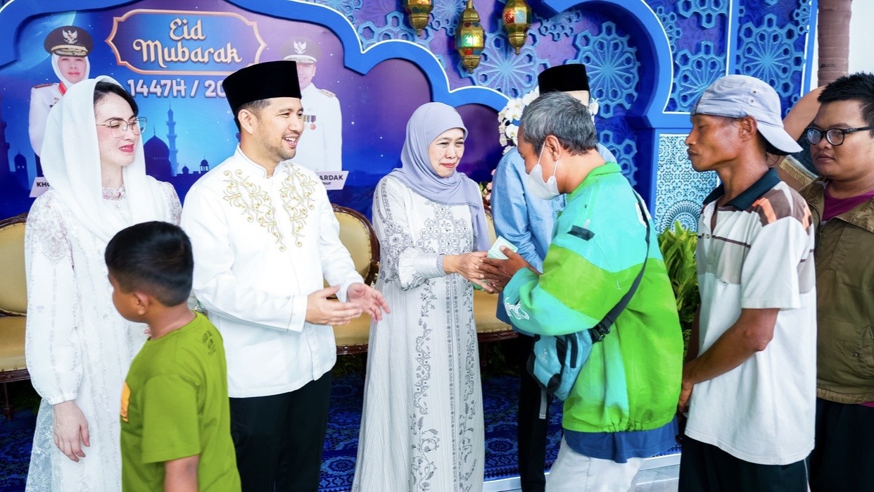 Ribuan Orang Padati Grahadi, Gubernur Khofifah: Tradisi Riyayan Dekatkan Warga dengan Pemimpinnya