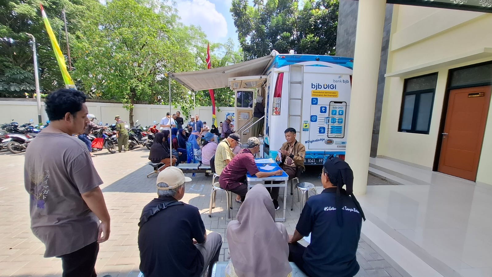 Rela Antre Sejak Pagi, Warga Kota Depok Serbu Layanan Pajak Keliling
