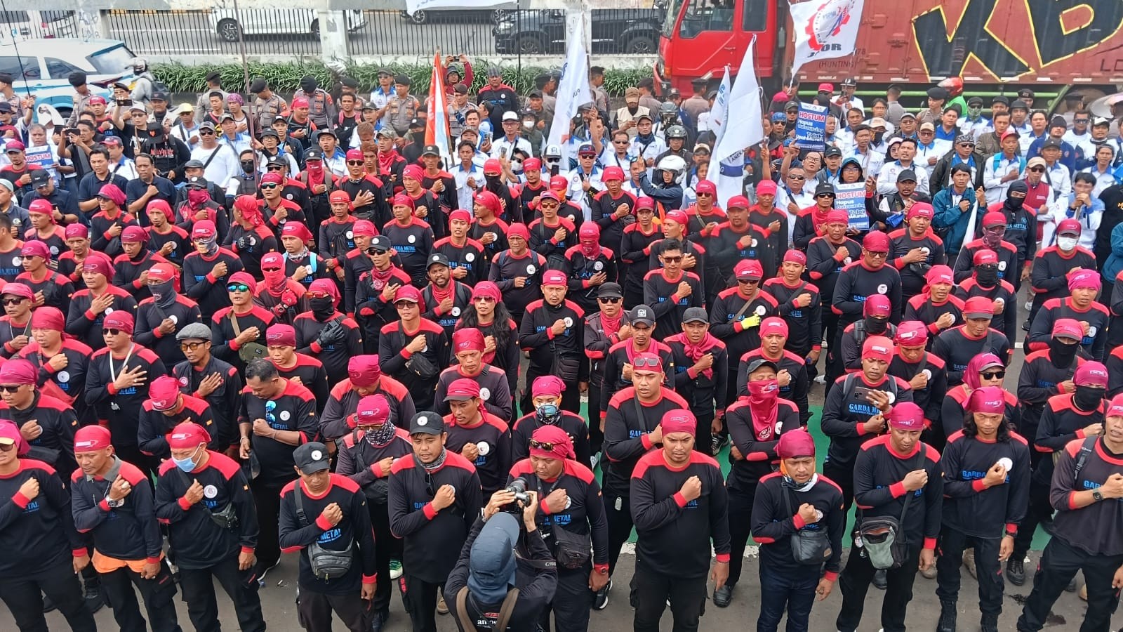 Ribuan Buruh Kepung DPR, Tuntut Hapus Outsourcing