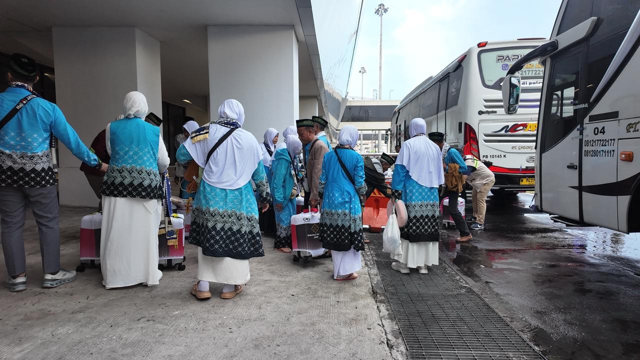 Embarkasi Kloter Pertama Calon Jamaah Haji Terbang dari Bandara Juanda