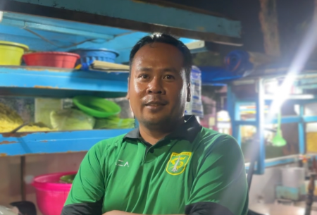 AZA Bagikan Polo Persebaya untuk Pedagang Nasi Goreng Manukan, Perkuat Semangat “Persebaya untuk Semua”