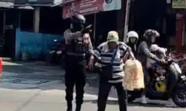 Kala Tim Patroli Perintis Presisi Bantu Lansia Menyeberang dan Borong Dagangan