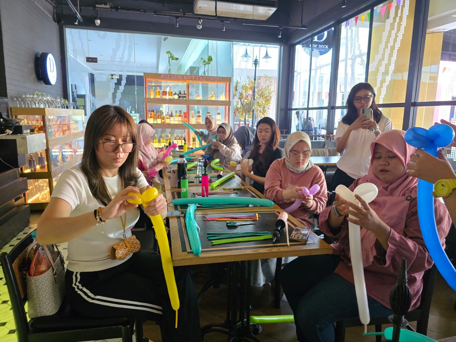 Workshop Buket Balon di ARTOTEL Hayam Wuruk Surabaya, Ruang Kreatif Perempuan Rayakan Semangat Kartini