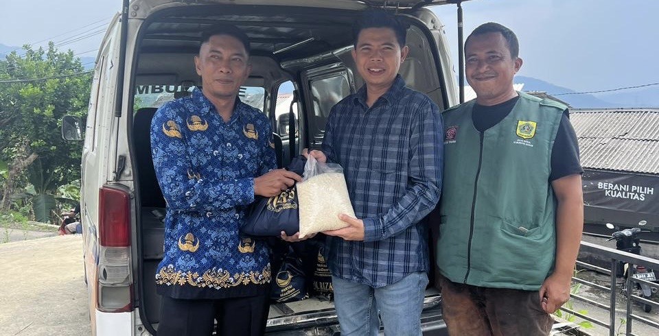 M. Rizky Salurkan Bantuan untuk Korban Longsor dan Banjir Bandang di Pamijahan