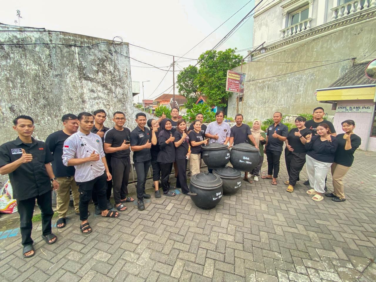 Peringati Hari Bumi 2026, Hotel Neo+ Waru Sidoarjo Gelar Aksi Bersih Lingkungan dan Salurkan Tempat Sampah