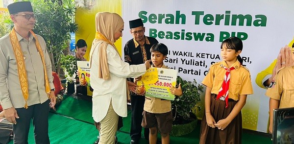 Sari Yuliati Bagikan Beasiswa PIP di SDN 10 Cakranegara, Dorong Semangat Belajar Siswa