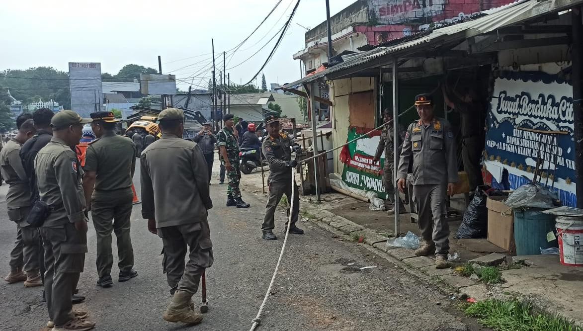 Satpol PP Depok Tertibkan Akses UI, Belasan Lapak dan Bangunan Liar Dibongkar