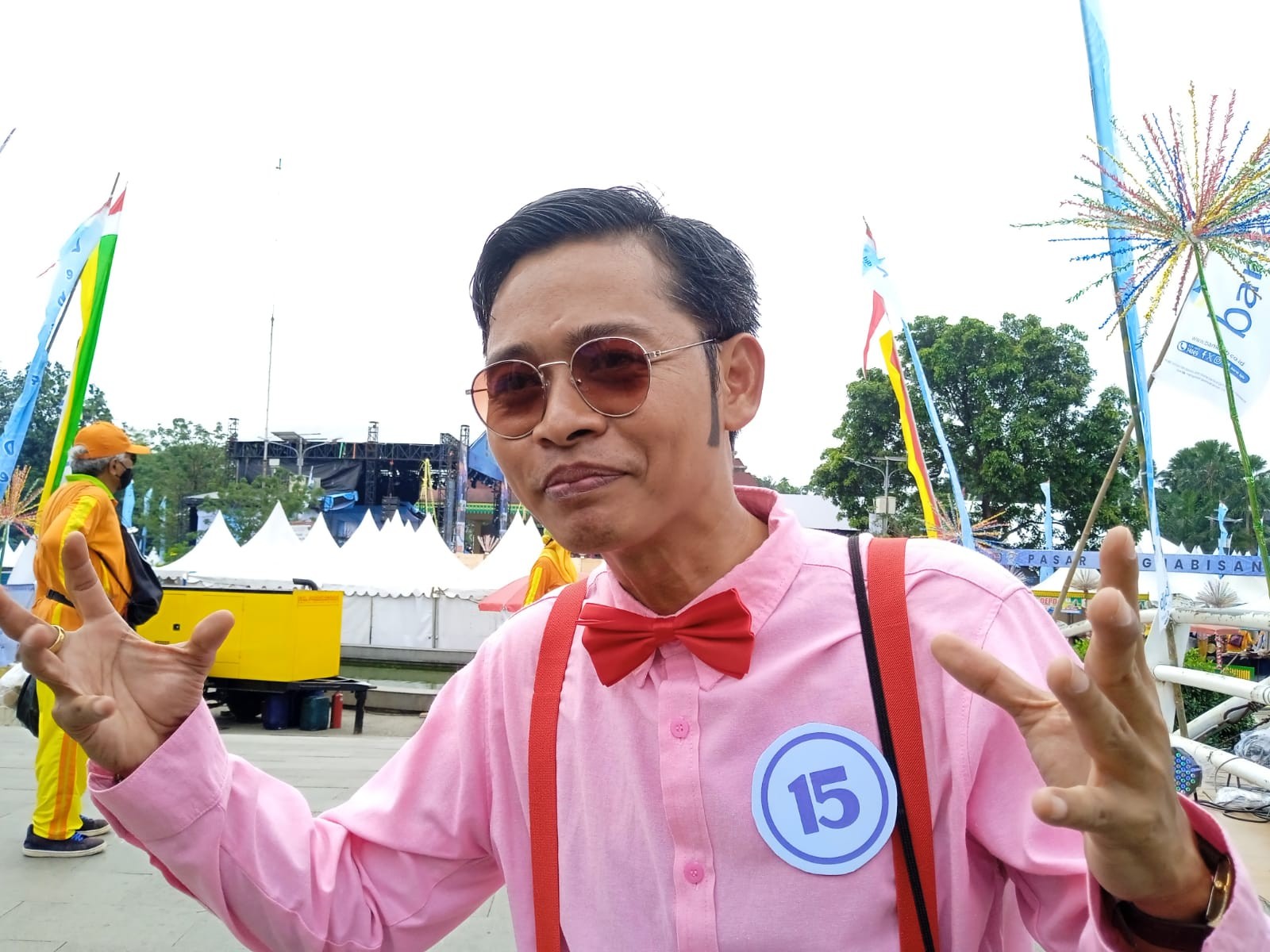 Terinspirasi Kasino Warkop, Deny Kartika Curi Perhatian di Fashion Show Lebaran Depok